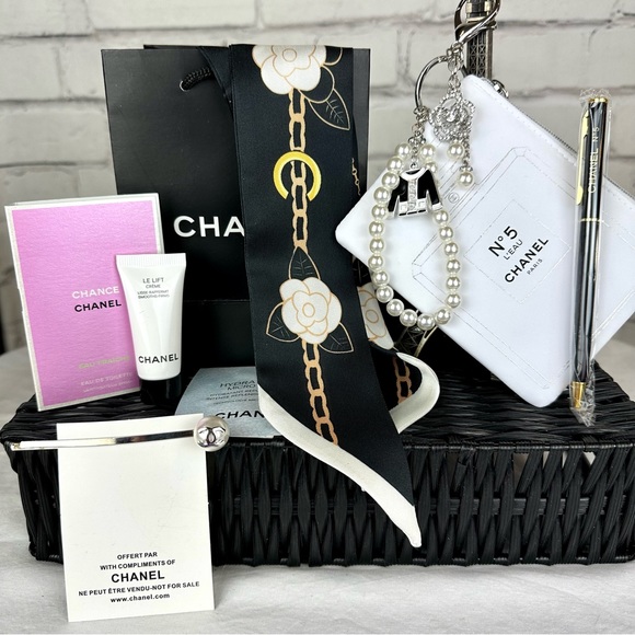 CHANEL beauty line gift set with #5 wristlet keychain and samples - Picture 1 of 9